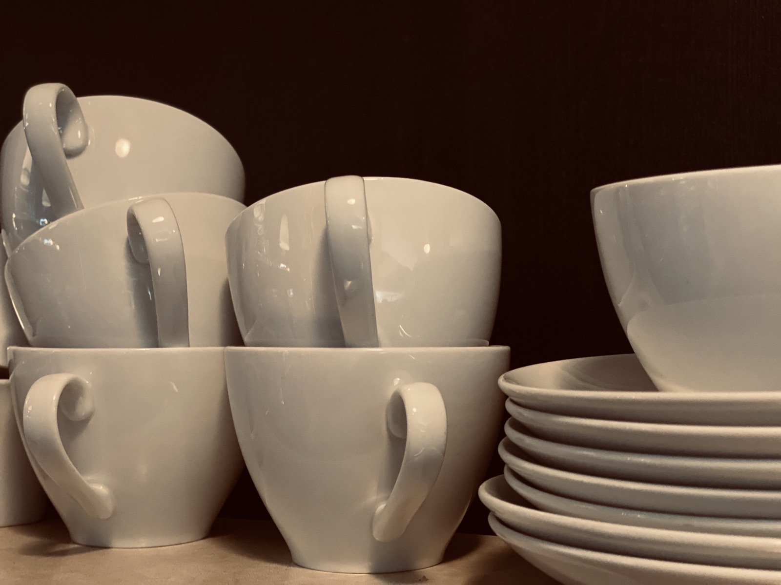 Kaffekopper på hylden
