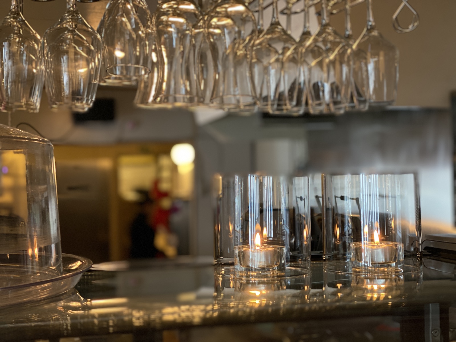 Glas og fyrfadslys i baren