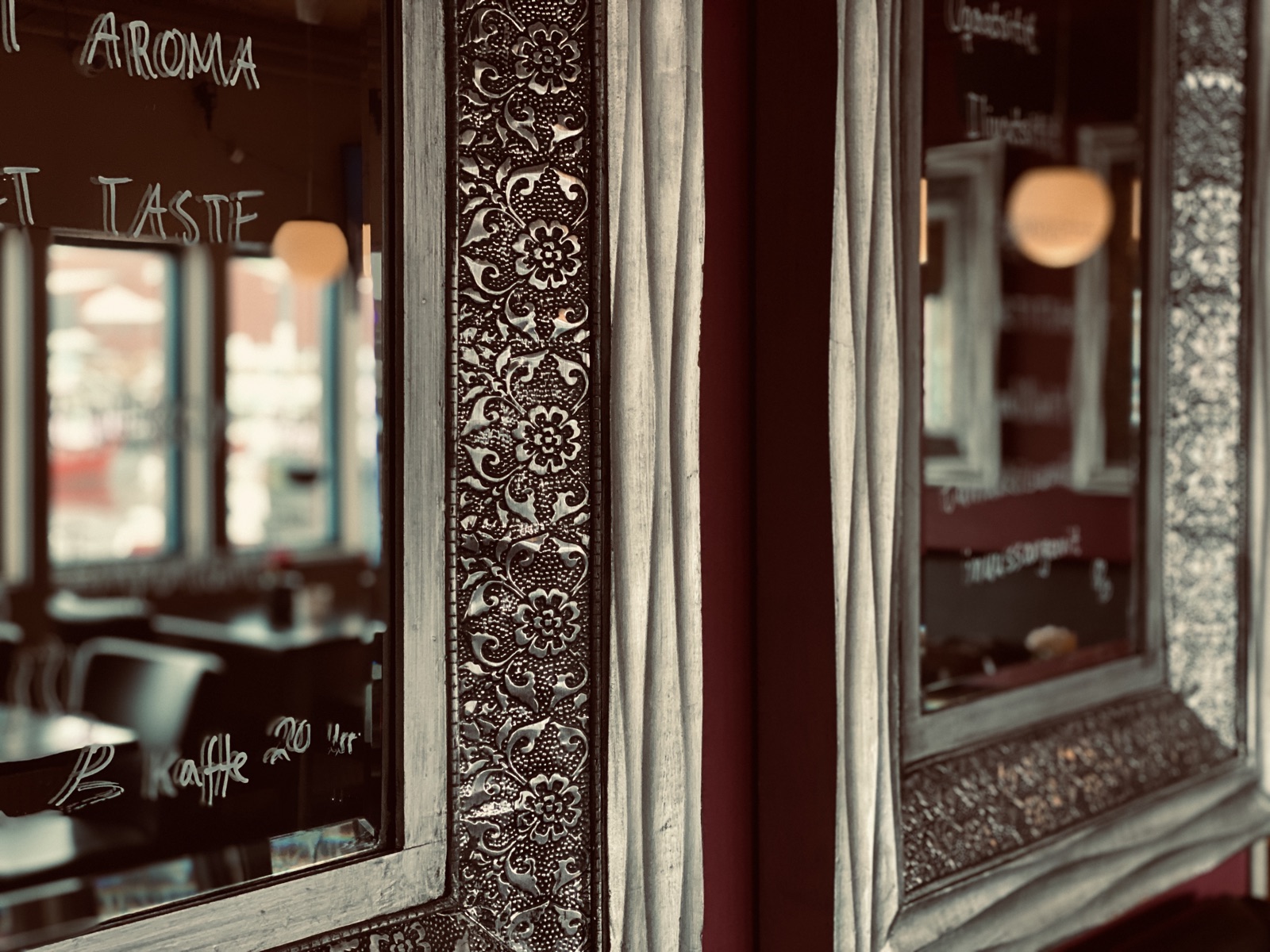 Det ornamenterede spejl i caféen
