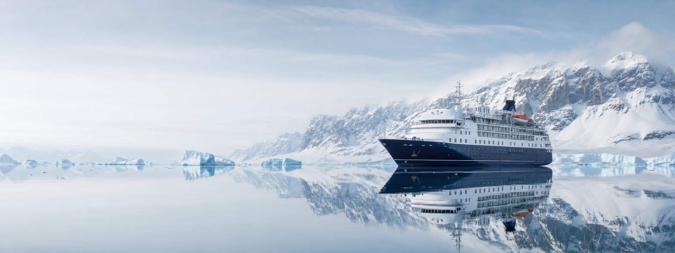 Blue North Cruise-skib mellem isbjerge i Diskobugten