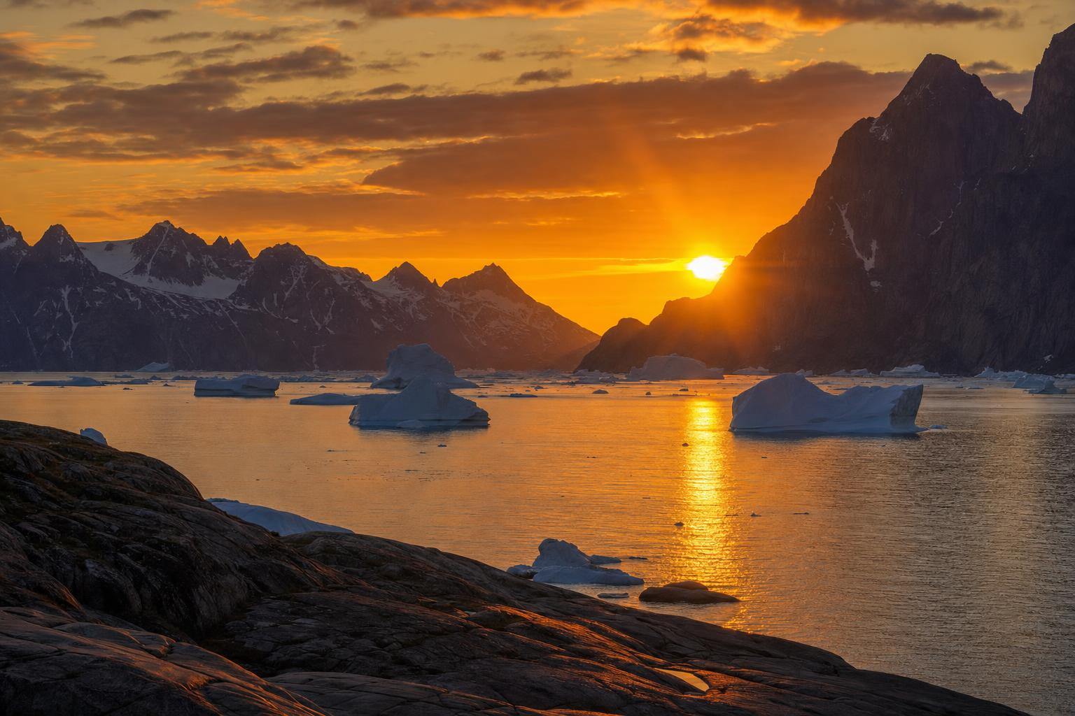 Solnedgang over fjorden ved Uummannaq