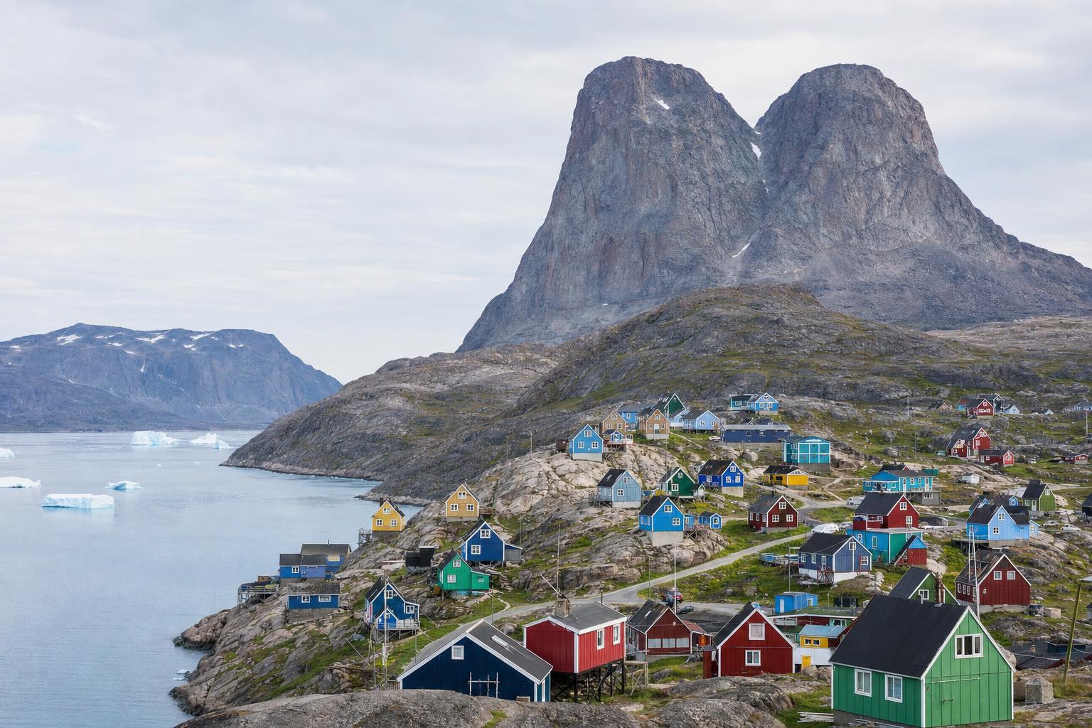 Farverige huse i Uummannaq under fjeldet